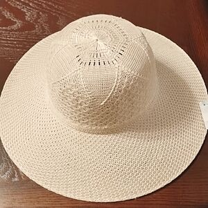 WOMEN HAT NEW. 2 OR MORE ITEMS RECEIVED 20% DISCOUNT.